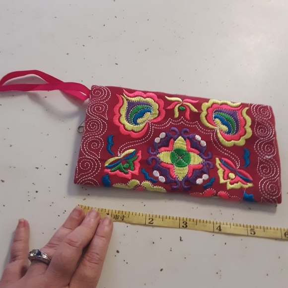 Zippered clutch with embroidery NWOT - Picture 4 of 5